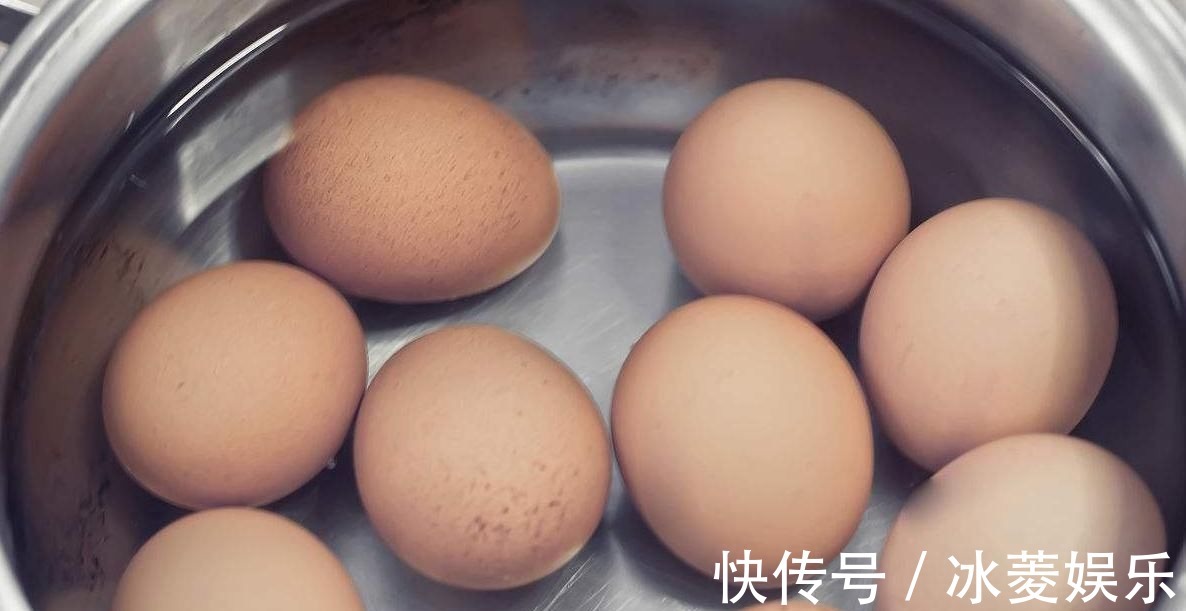 煮鸡蛋时,冷水下锅还是热水?多数人都做错了,难怪鸡蛋皮不好剥