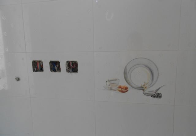 小灵儿|究竟是先贴墙砖还是先装插座?看看老师傅是怎么说的