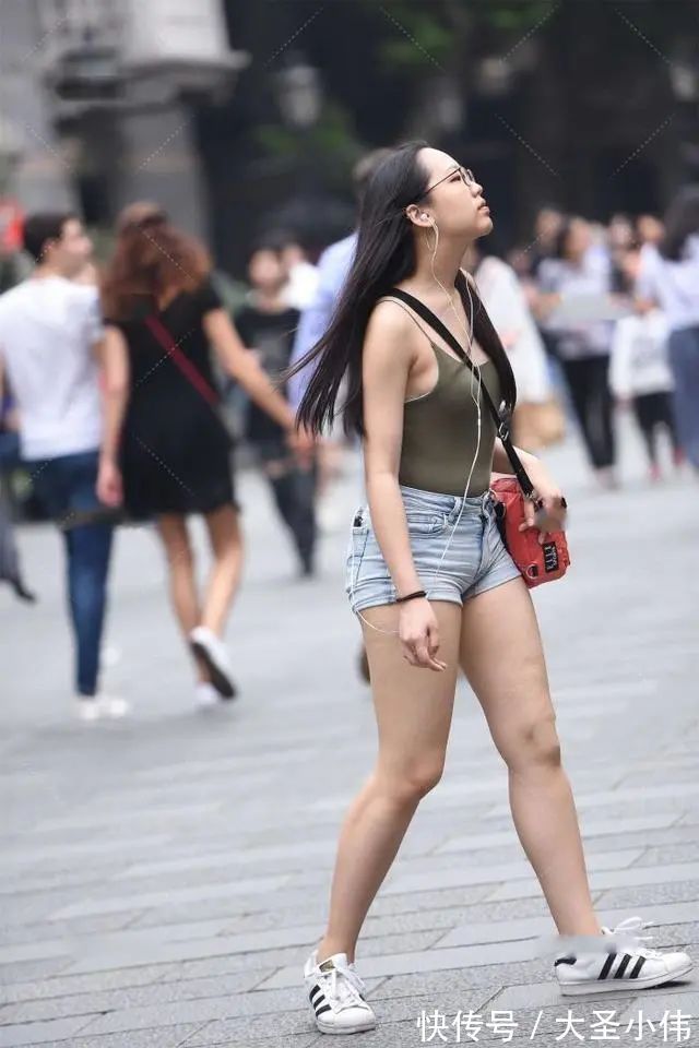 街拍|美女街拍:细肩带设计绿色背心,搭配浅蓝色牛仔裤,多色彩组合展现个人魅力