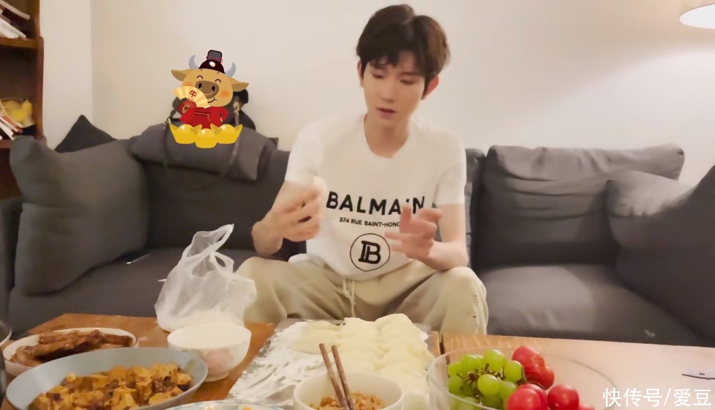 210212 每逢佳节包饺子 王源工作室送来一枚认真包饺子的小源