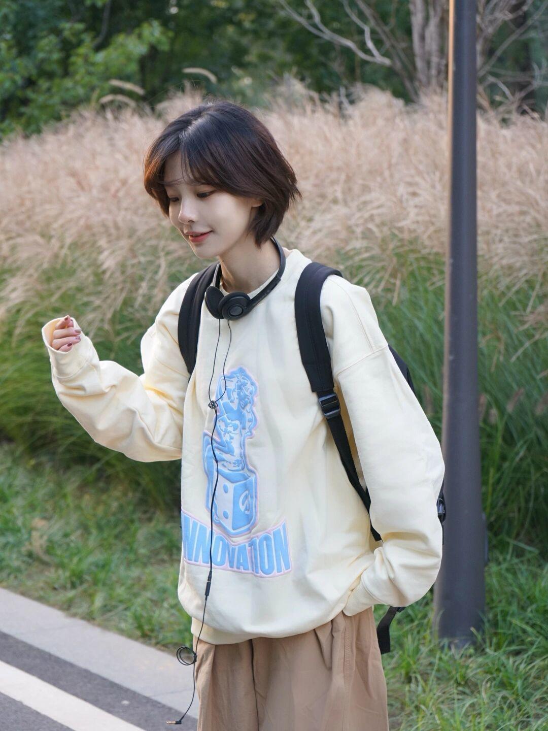 卫衣|秋冬卫衣怎么选?脏橘色字母卫衣,穿上身减龄又时髦!