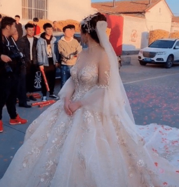 农村 “最洋气新娘”火了,穿无痕暗纹婚纱太亮眼,网友:羡慕新郎