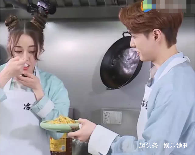 鹿晗|张艺兴与热巴终于互动，炒饭吃得直冒粉红泡泡，感觉胖迪要被整