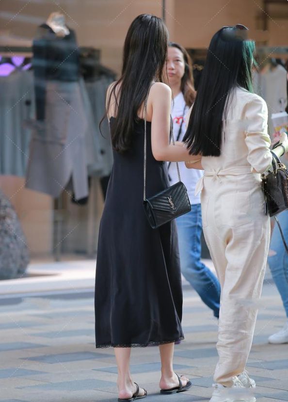 性感|纯黑色连衣裙,知性大气,性感妩媚的女士穿搭