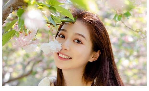 冯林|21岁冯琳走红！通过千里挑一的选拔成为领诵员，成功的背后是努力