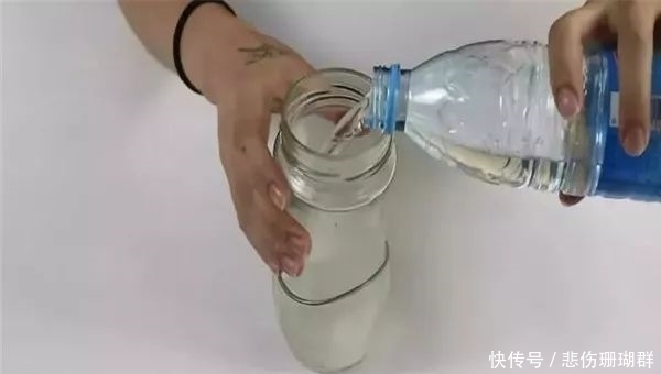 杯子的底部不好清洁,教你一招不用刷,杯子洁净如新!