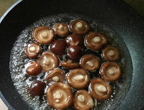 最近，我家特馋吃香菇，这做法比鲍鱼还诱人，滑嫩爽口做法简单