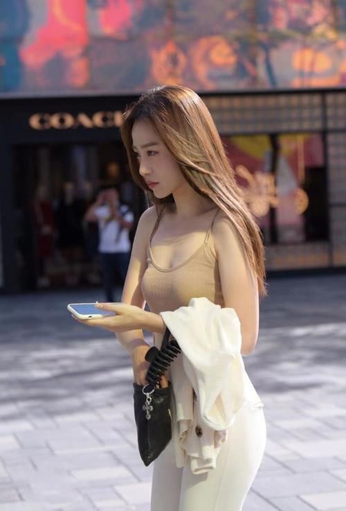 男生|男生眼中的初恋穿搭，吊带背心搭配修身长裤，充满青春活力