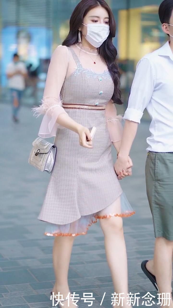 超衬御姐风,一条粉色轻纱打底裙,尽显成熟的魅力