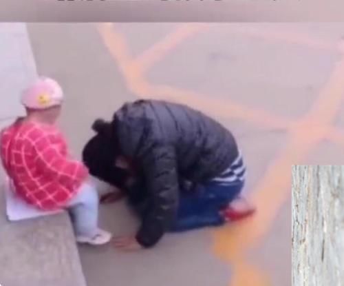 白血病|女子医院门口给重病孩子磕头：不是妈不想救你，孩子妈对不起你