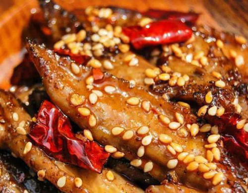 精选美食:麻辣鸡翅,武昌鱼烧萝卜丝,排骨年糕,五花肉炖土豆的做法