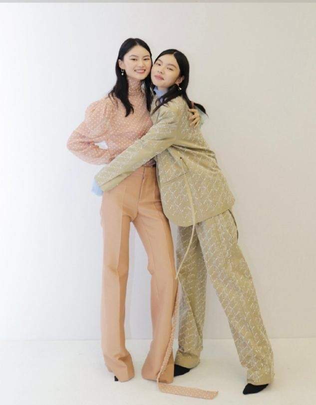 妹妹|贺聪带妹妹走秀，19岁妹妹同款丹凤眼似她翻版，五官柔和偏日系