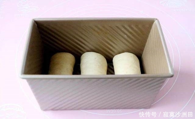 色拉油版吐司不用面包机,不用手揉面,依然可以做出手套膜的柔软