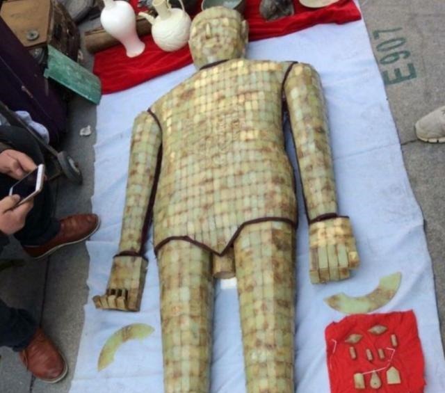 兵马俑|古玩市场那些能把人笑傻的奇葩古董,手持加特林的兵马俑见过吗