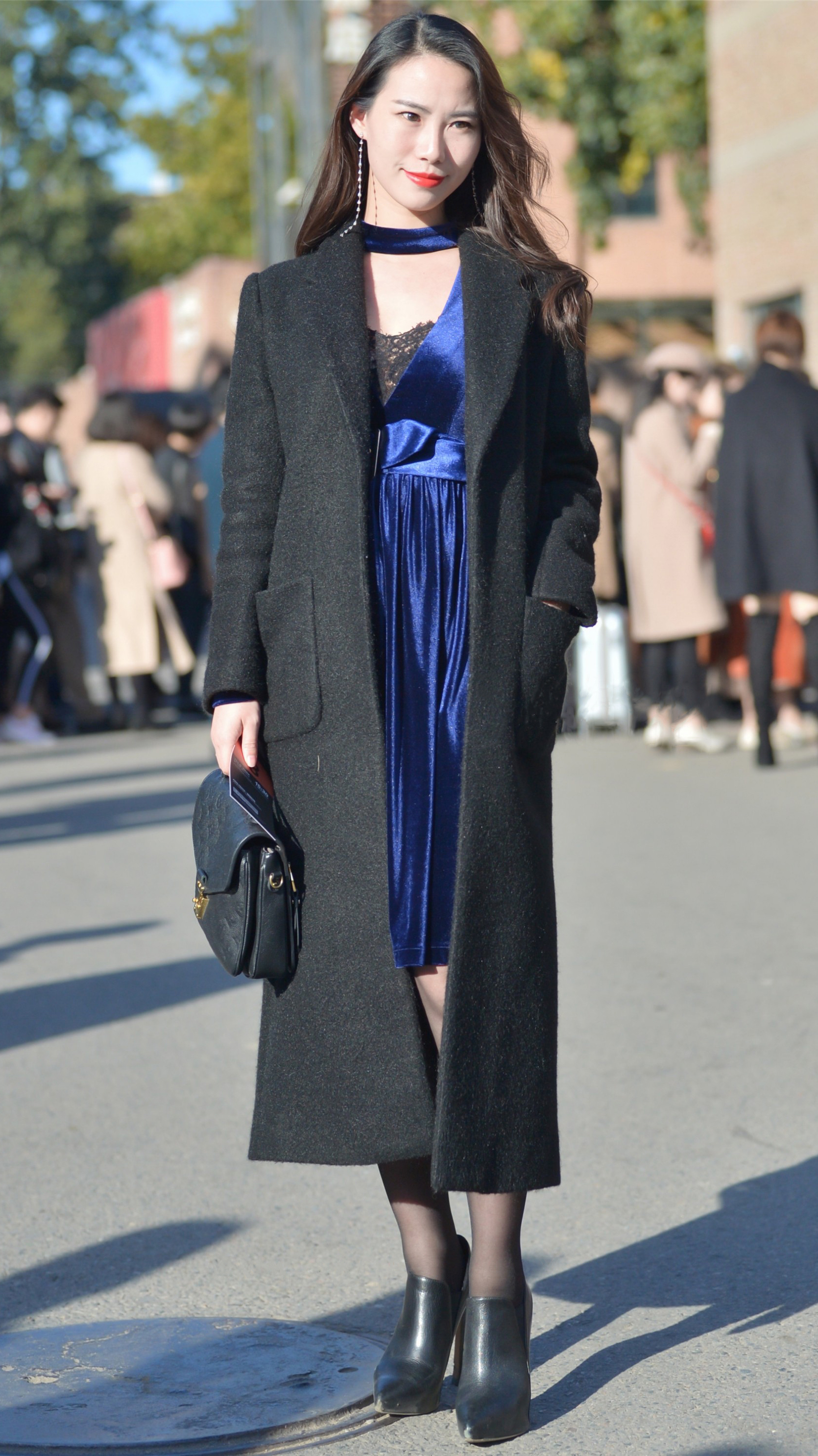 冬天穿连衣裙,搭配毛呢大衣和尖头细跟鞋,时髦保暖还显身材