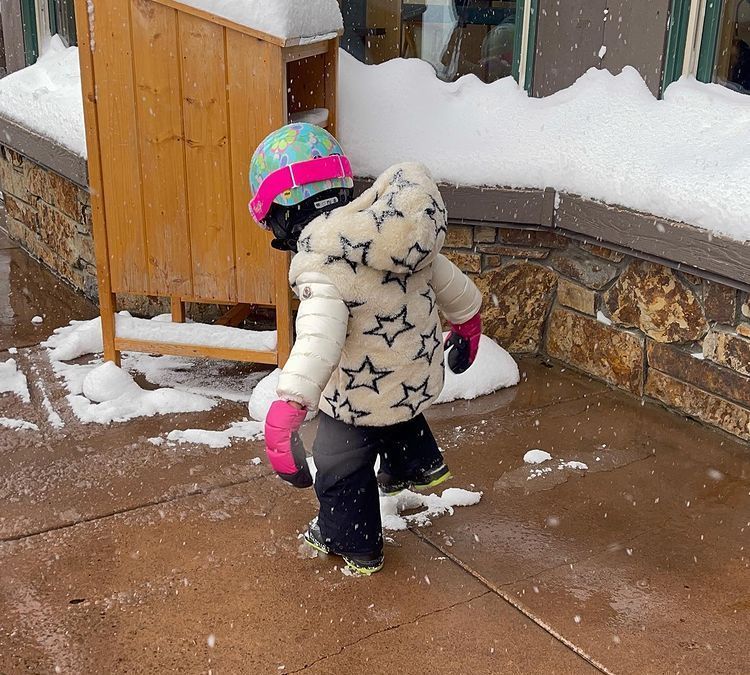 女儿|瓦妮莎带3个女儿滑雪,小女儿遗传科比的运动基因,在滑雪场撒欢
