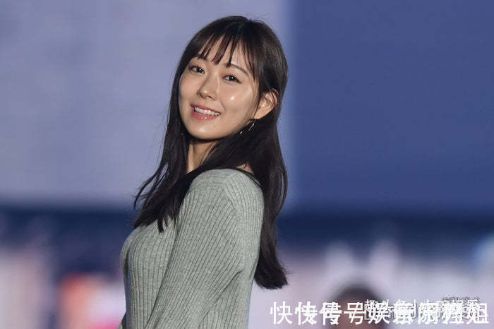 渡边美 日本关西时装周,渡边美优纪,以风格突出的针织连衣裙搭配出席