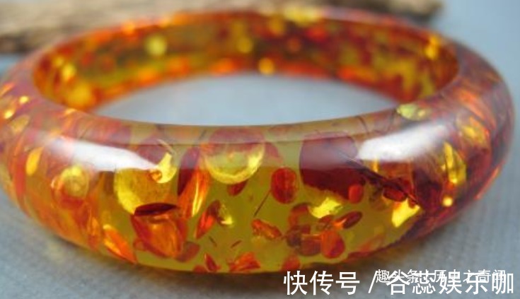 婚嫁$美女嫌弃婆婆送的手镯,于是转身将其送给妹妹,专家:心可真够大