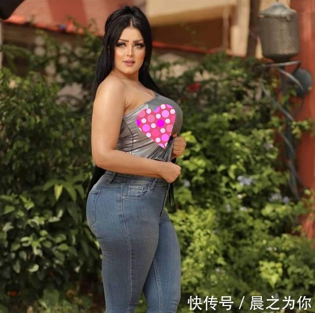 萨尔玛希米|埃及180斤特型模特，敢于在金字塔前自拍写真，身材曲线曼妙有致