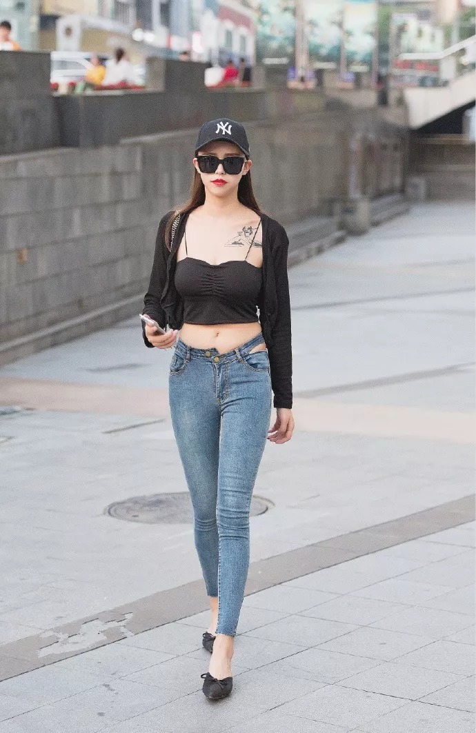 街拍:女生搭配高跟鞋，好身材也能穿出来