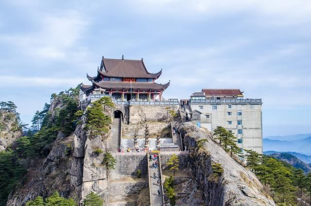 居民|我国最虔诚的景区，寺庙就有78座，门票收入百亿，周边居民只卖香