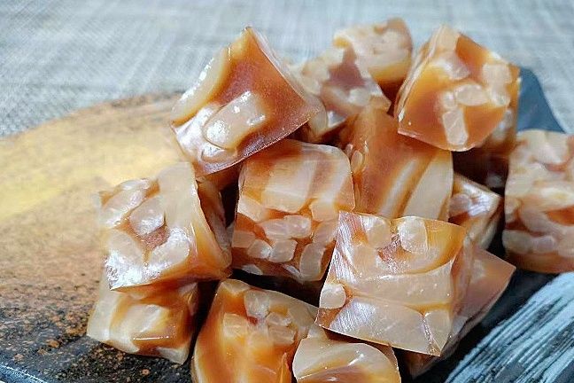 做猪皮冻时,直接煮就“废”了!多加这1步,皮冻更透亮,没腥味