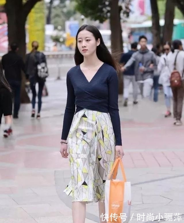 针织半身裙 V领针织半身裙,气质动人,清新自然