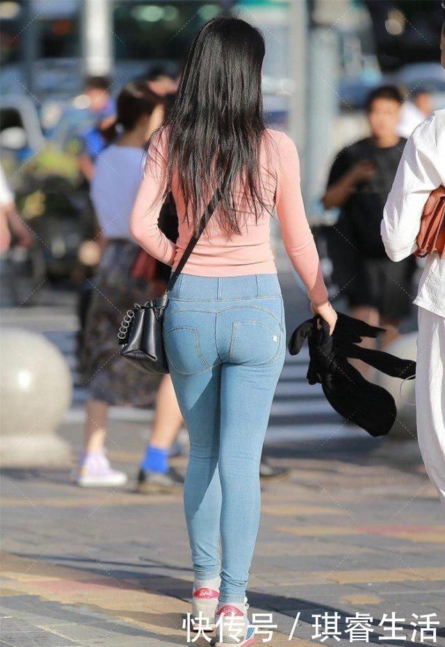 穿搭 粉色上衣搭配牛仔裤的清爽夏日风,横跨包包突显微胖身材的气质