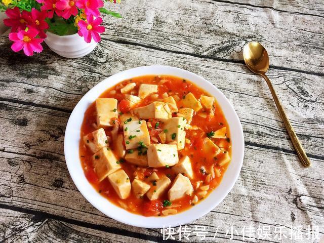 西红柿炖豆腐，美味特下饭，汤汁泡米饭，熊孩子能吃两大碗！
