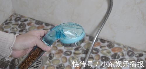 塑料袋|淋浴喷头堵了不用怕，学会这诀窍，只需一个塑料袋就能轻松解决