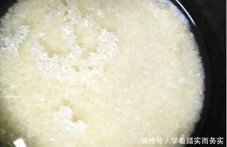 冷水|煮米饭用冷水还是热水？很多人都做错了，难怪你煮的米饭不好吃