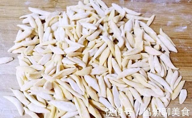 秋天,饺子面条靠边站,给家人做此面食,汤鲜美味还筋道,太香了