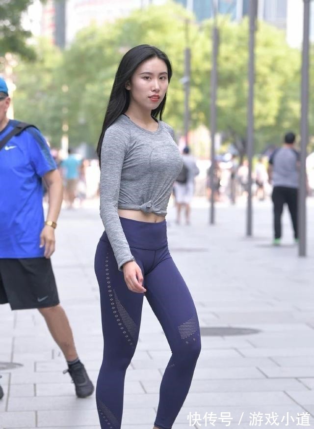 健美裤 健身女孩简约穿搭,健美裤配灰色长袖毛衣,让造型轻松又充满活力!
