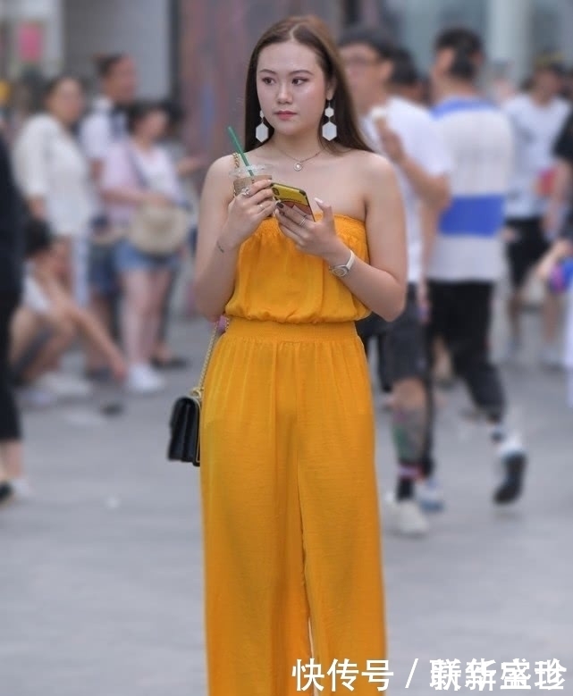 简直是过分,这么时髦的“蜂蜜裤”,要100斤的妹子穿才好看