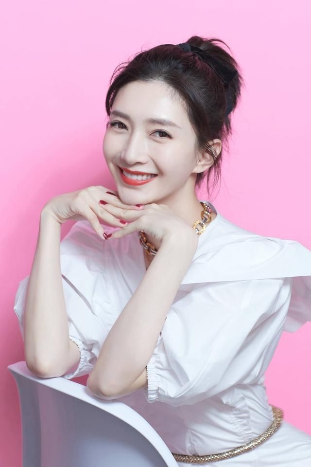 小江|来了来了她来了,曹皇后也来直播间了,气质小江总女神范十足