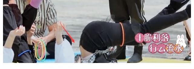 苗苗做游戲險些走光,宋雨琦幫忙遮擋,主動拉baby起身細節(jié)暖心