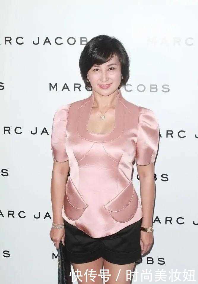 58岁何超琼真拼，穿粉色衣服和妹妹比美还要露腿，气质太惊艳了