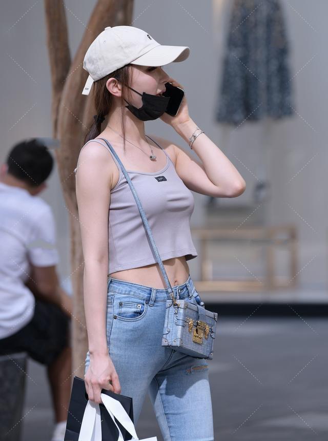 牛仔蓝 精致大方的打底裤充满美俏的魅力,体现美女娇柔的姿容,略显低调