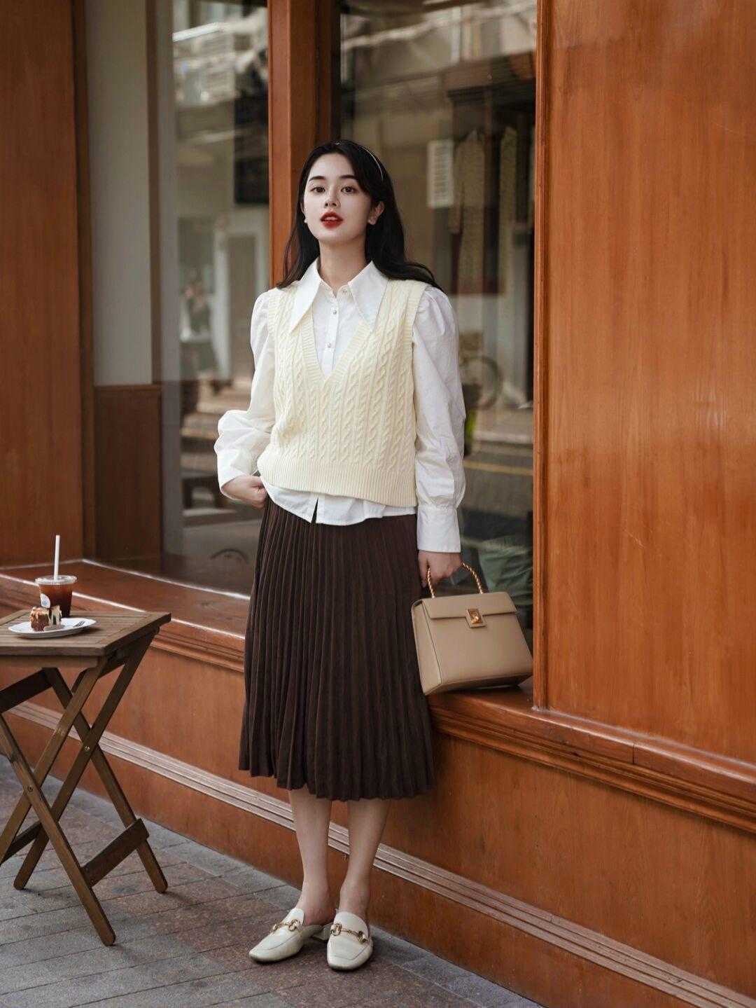 搭配|秋天穿衣要风度也要温度,这条裙子保暖又时尚,穿出了时髦感