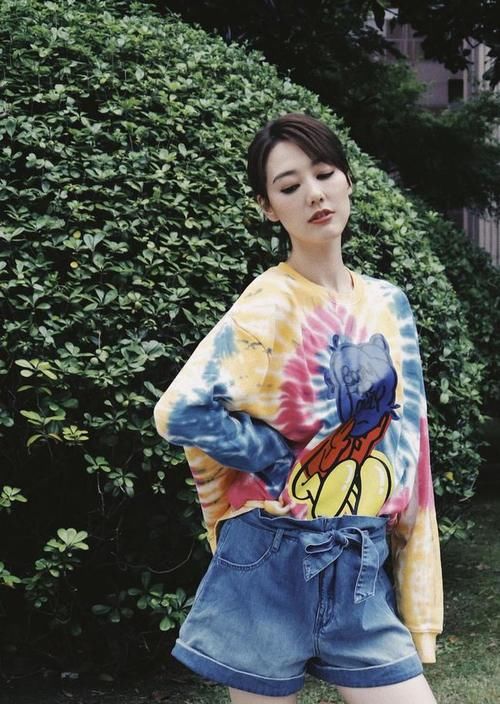 小姐姐|扎染卫衣配短裤,就显气质,展现时尚好气质!