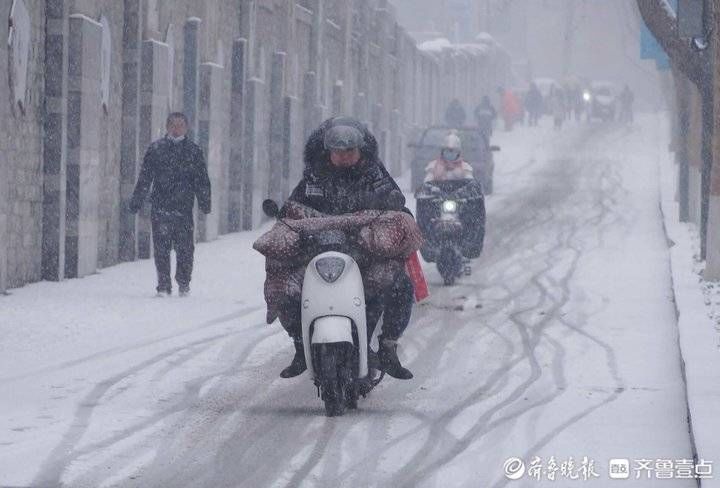 济南|济南大雪挡不住忙年人，雪中骑车小心翼翼