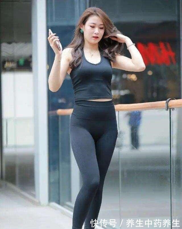 性感 黑色性感吊带搭配黑色复古打底裤,简单粗暴,行与美貌结合!