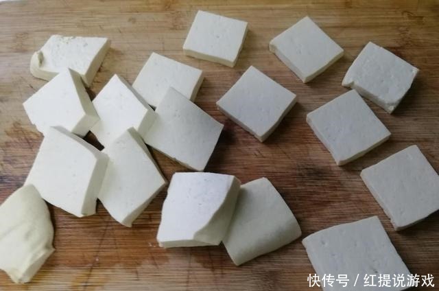 豆腐最简单的做法,裹上蛋液煎着吃,不易碎还很脆