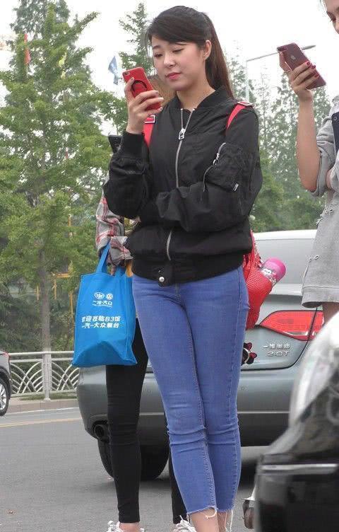 身姿 时尚太阳帽,黑色T恤搭配打底裤,贴身剪裁的让你更加的美丽