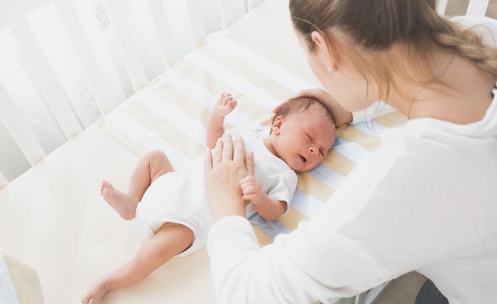 发育|想让宝宝睡得香、大脑发育好，要多摸几个部位，好处多多