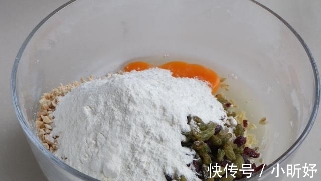 饼干|燕麦别总泡奶喝，打个鸡蛋低温烹饪，吃不怕又比包子馒头好吃