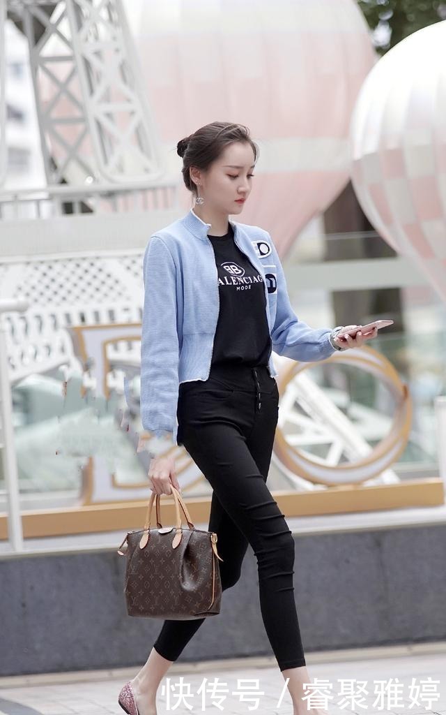 简约|时尚穿搭:蓝色短裤外套,搭配紧身裤+平底鞋,简约大方又时髦