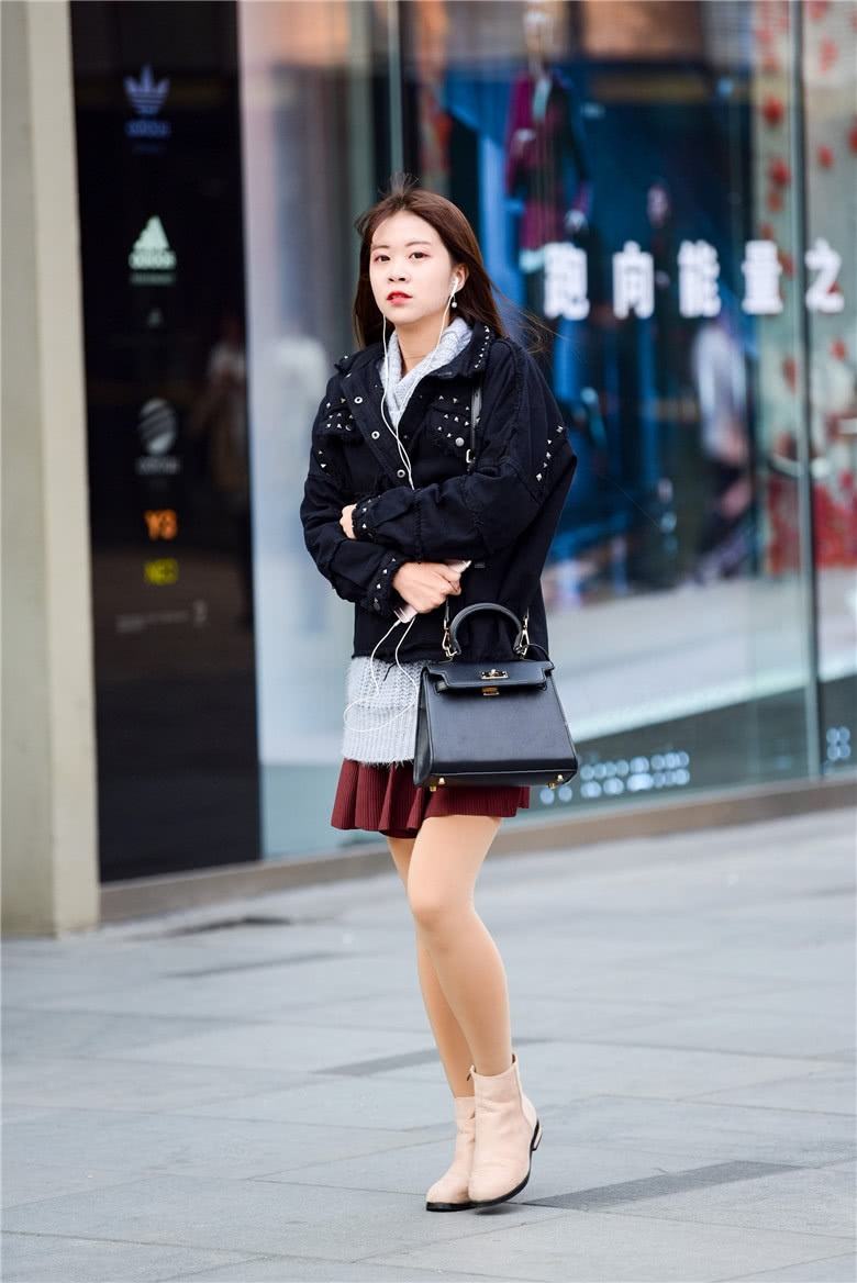 小姐姐 街拍美女:寒风中的短靴小姐姐,别有一分韵味