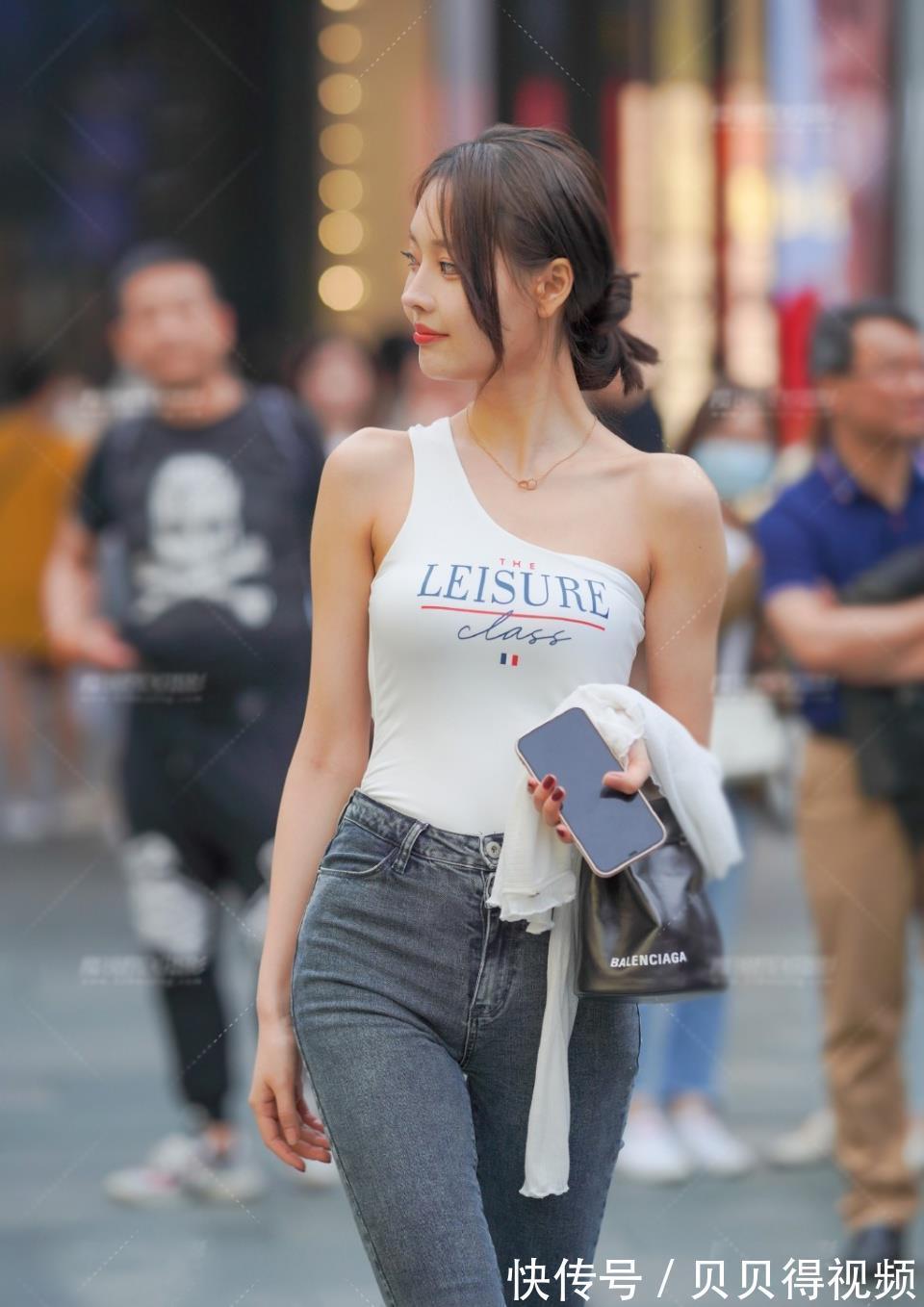 时尚|个性的女生,单吊带衫配灰色牛仔裤,穿搭的时尚又抢镜