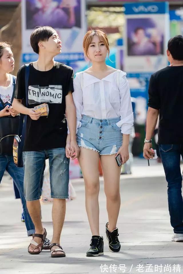 美女 街拍:身材丰满穿牛仔短裤的大白腿性感美女